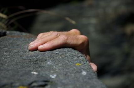 Hanging_EdgeCliffByFingersO